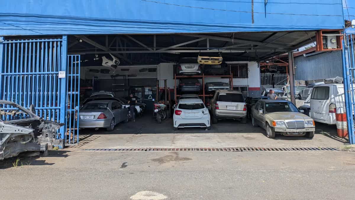 Entrada de Repuestos Villalobos en Alajuela